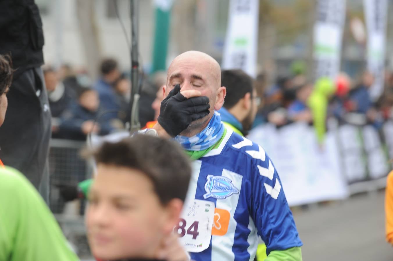 Las caras, los gestos y las reacciones de los atletas en la meta de la Media Maratón de Vitoria