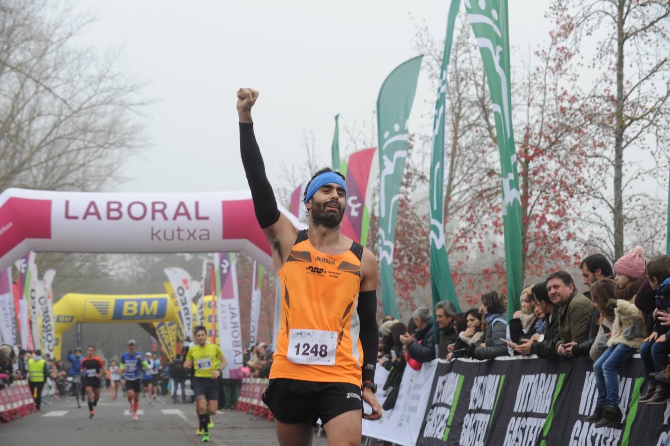 Las caras, los gestos y las reacciones de los atletas en la meta de la Media Maratón de Vitoria