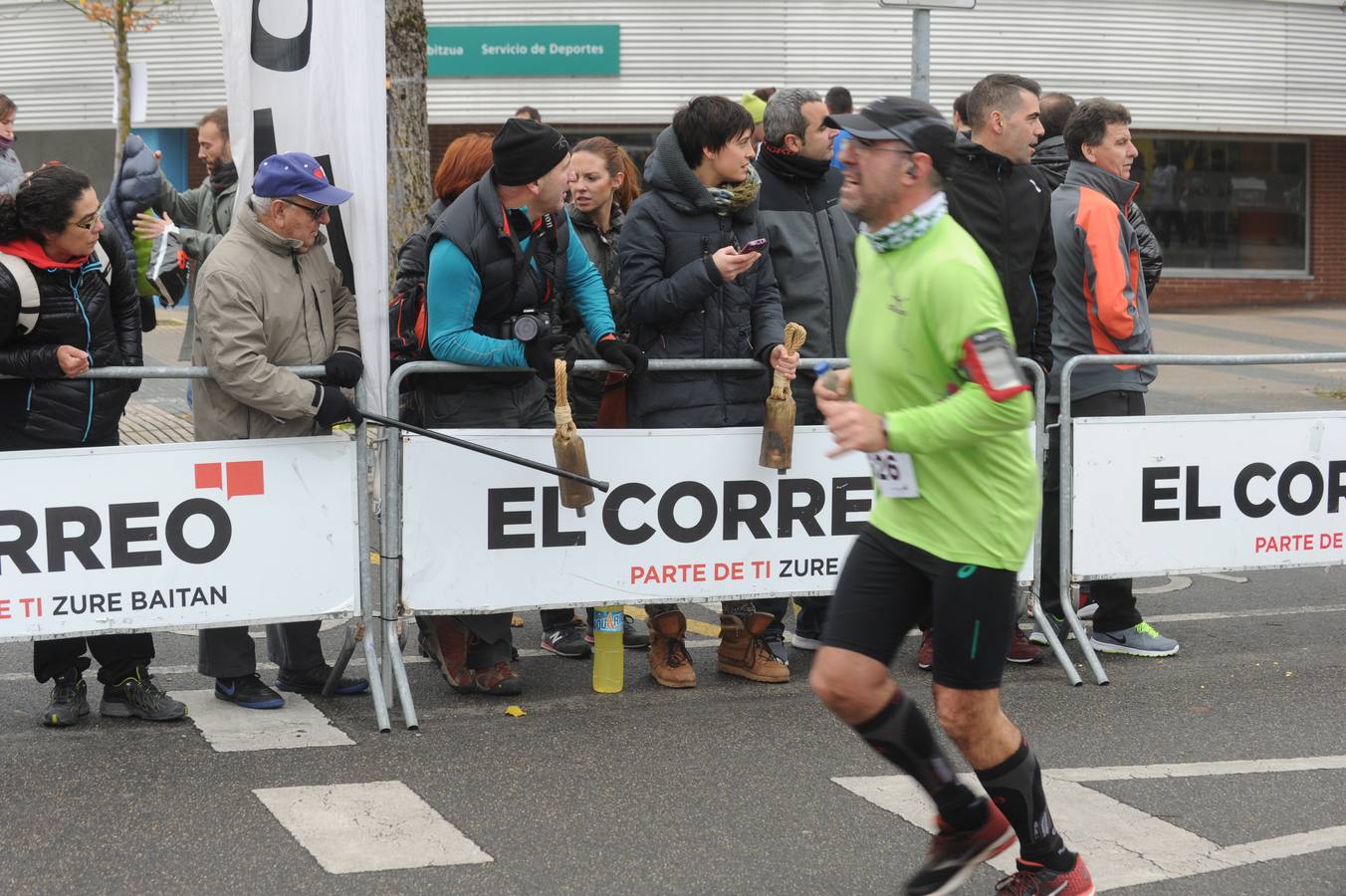 Las caras, los gestos y las reacciones de los atletas en la meta de la Media Maratón de Vitoria