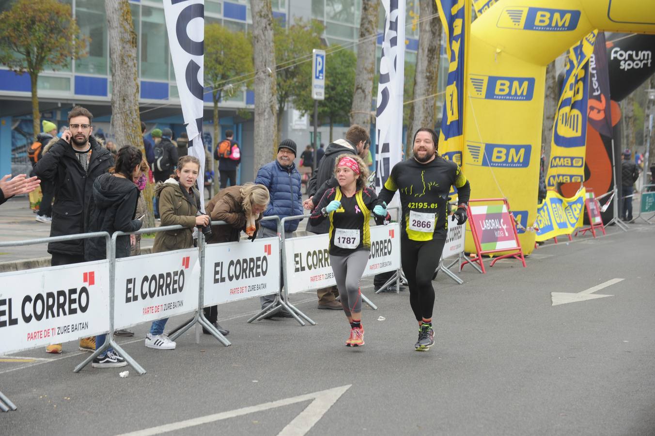 Las caras, los gestos y las reacciones de los atletas en la meta de la Media Maratón de Vitoria