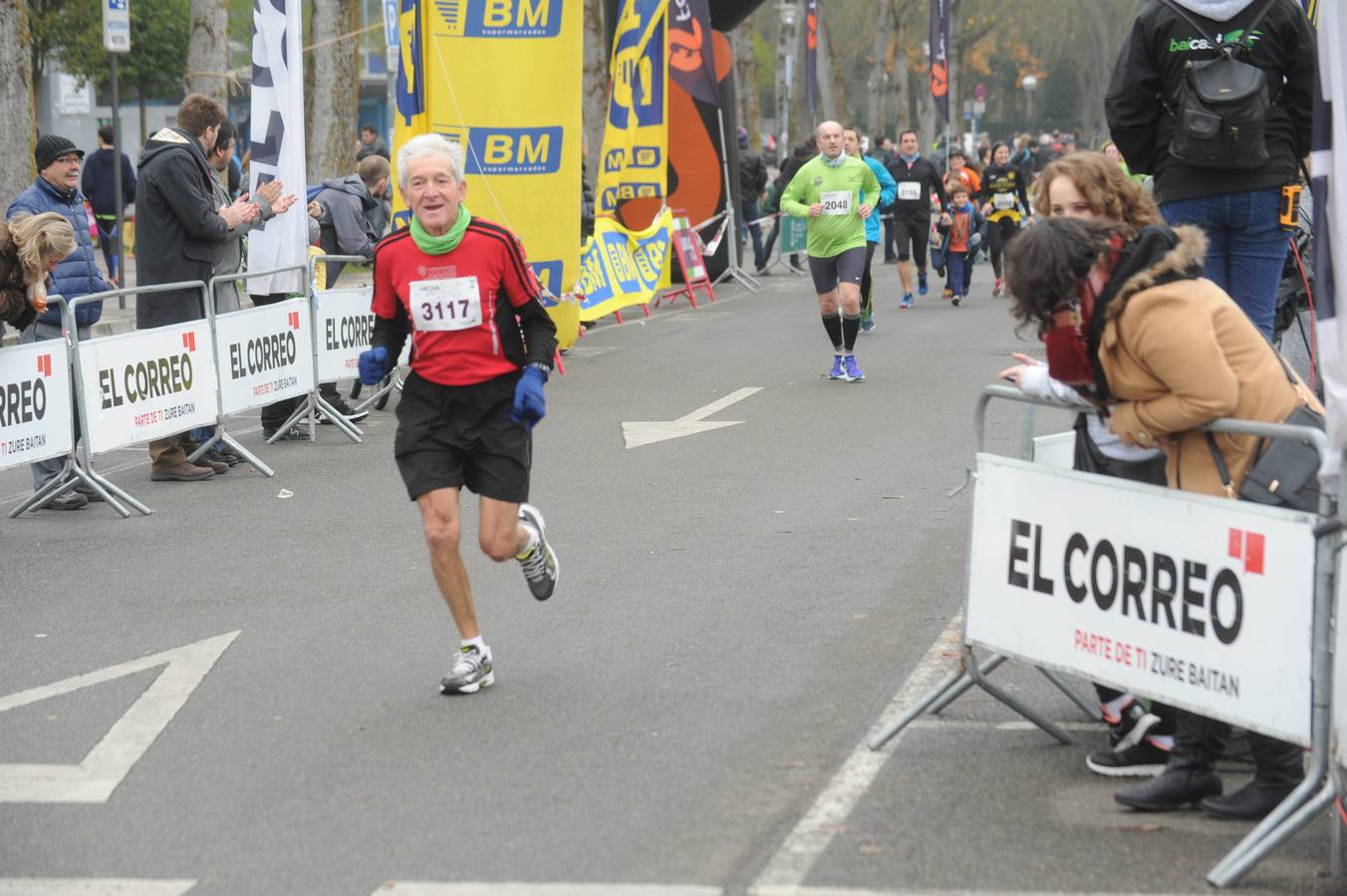 Las caras, los gestos y las reacciones de los atletas en la meta de la Media Maratón de Vitoria