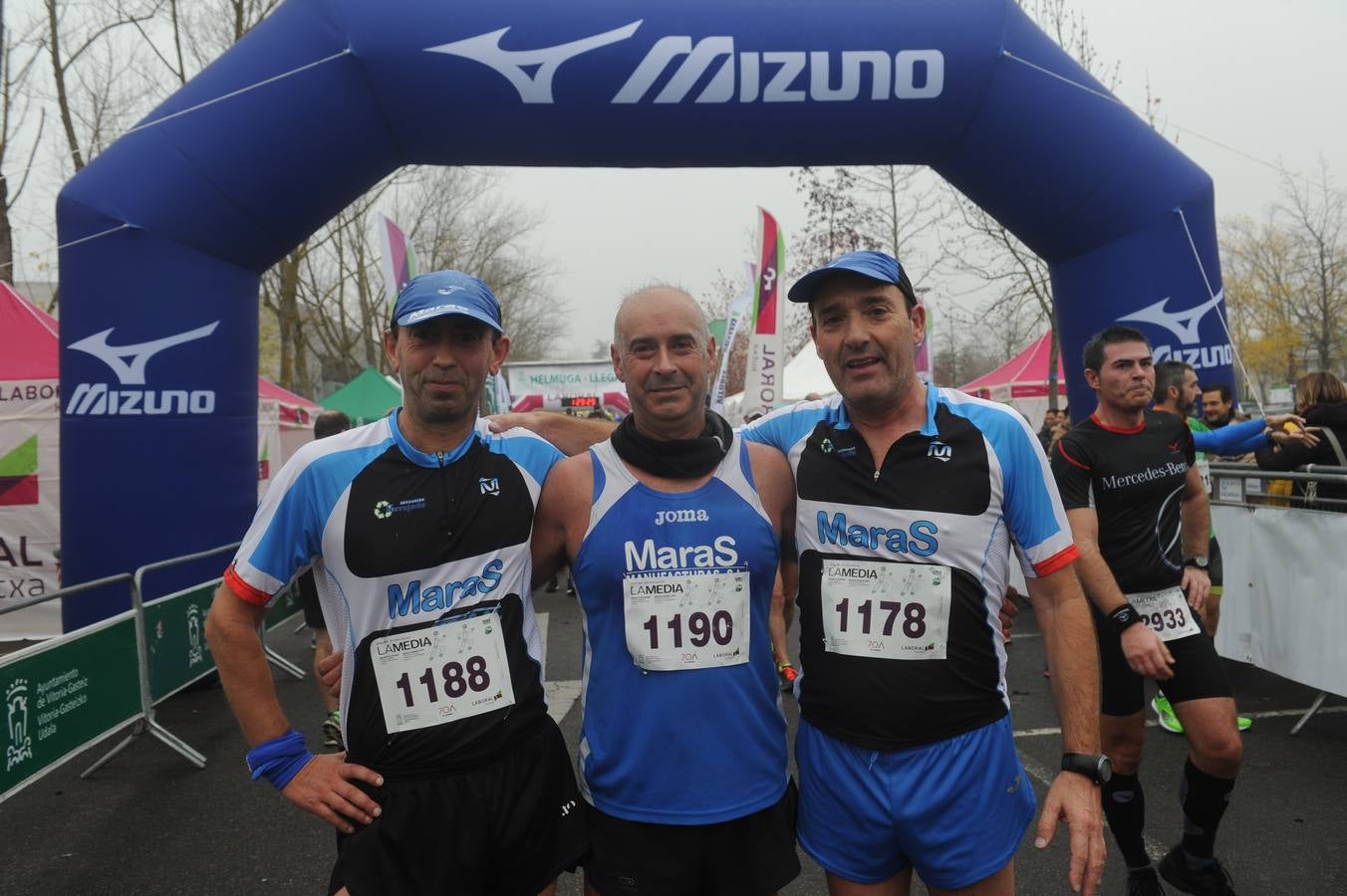 Las caras, los gestos y las reacciones de los atletas en la meta de la Media Maratón de Vitoria