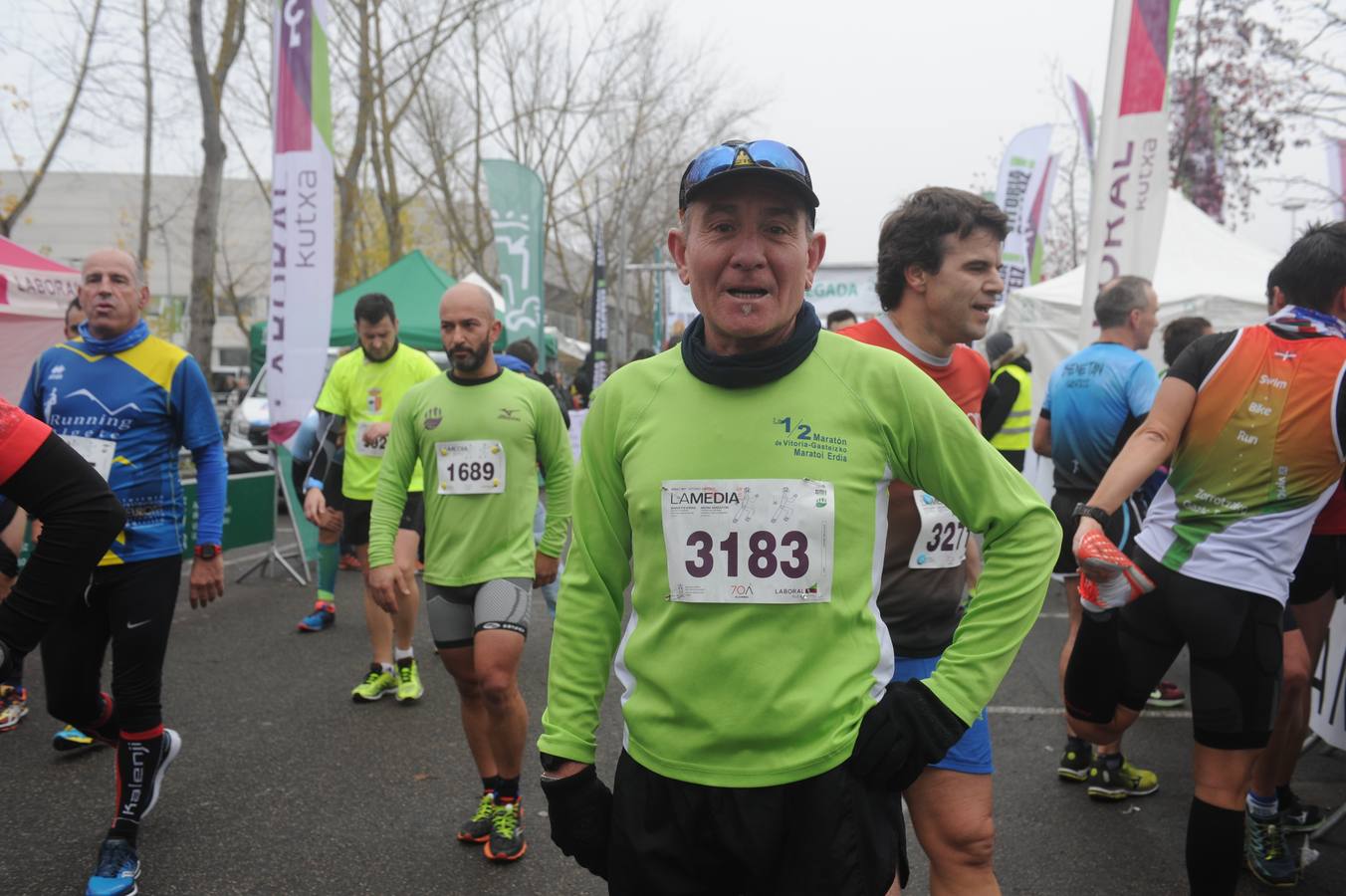 Las caras, los gestos y las reacciones de los atletas en la meta de la Media Maratón de Vitoria