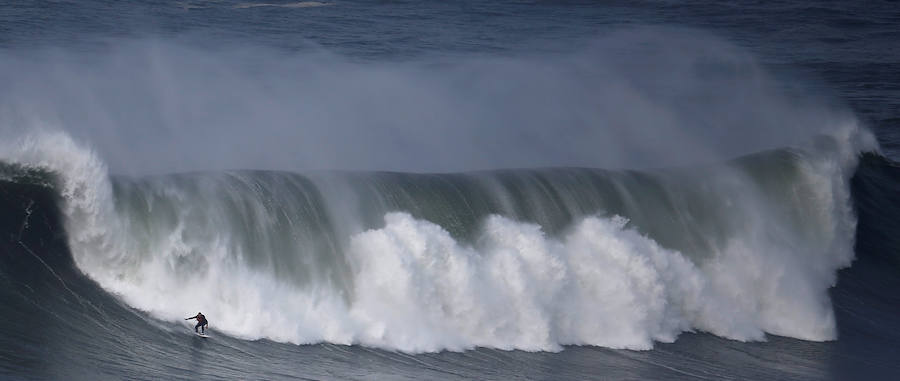 Cabalgando olas gigantes