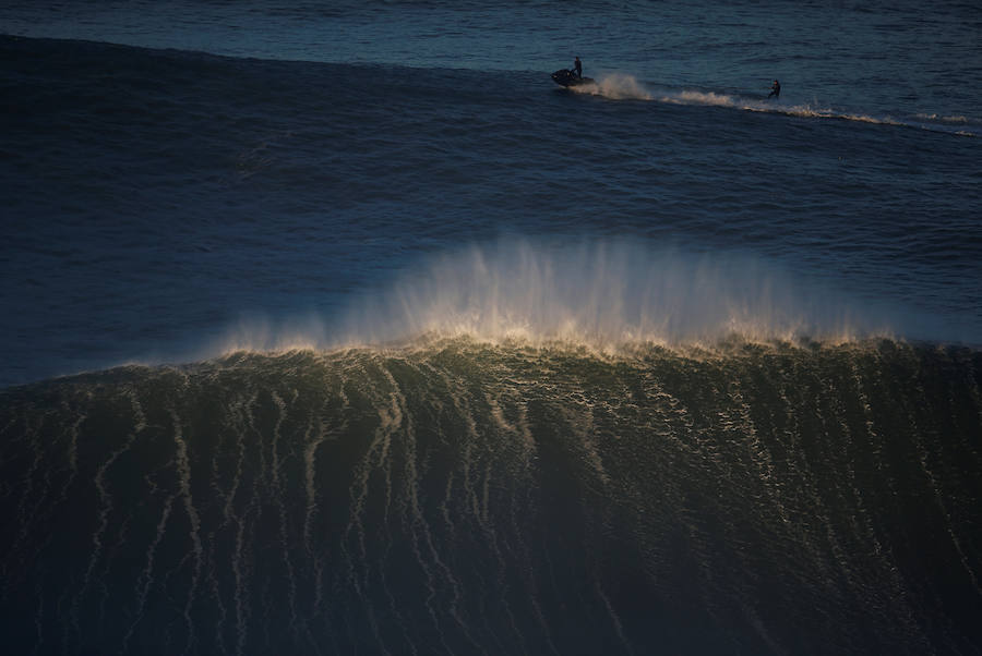 Cabalgando olas gigantes