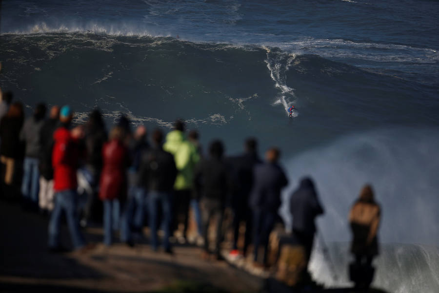 Cabalgando olas gigantes