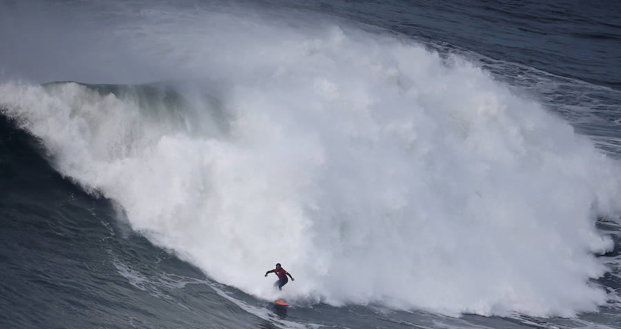 Cabalgando olas gigantes