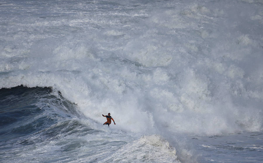 Cabalgando olas gigantes