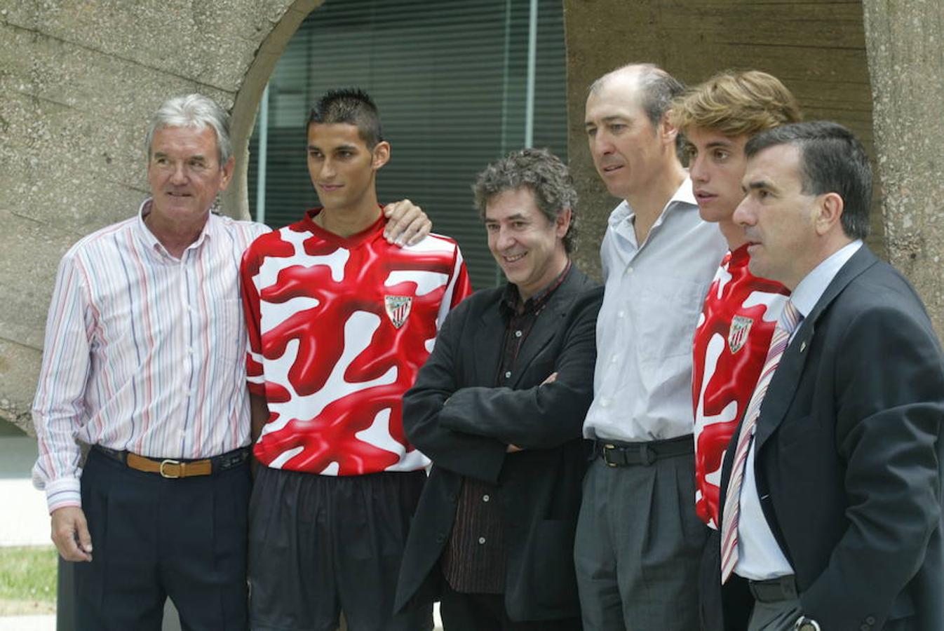 En 2004, en la presentacion de la camiseta del Athletic. De izquierda a derecha, Fidel Uriarte, Gontzal Perez, Dario Urzay, Manolo Sarabia , Mikel Dañobeitia y Dani
