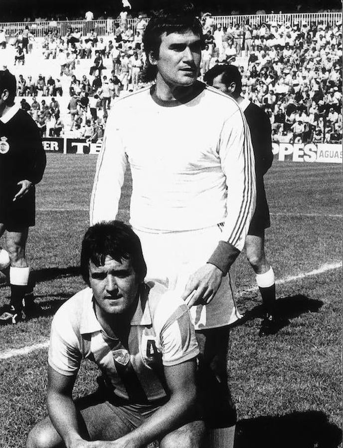 En 1976, cuando fichó por el Málaga. Su hermano Gabriel juagaba en el Valencia.. 
