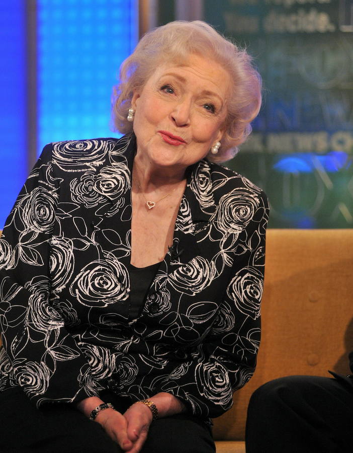 Betty White. Con 95 años, la chica de oro, es una de las mujeres más queridas de la pequeña pantalla. Ante la oleada de muertes famosas en 2016, un grupo de fans llegó a recaudar dinero en un crowdfounding para poder costear un cuidador para White que evitara que pudiera engrosar la lista de decesos en el pasado año.