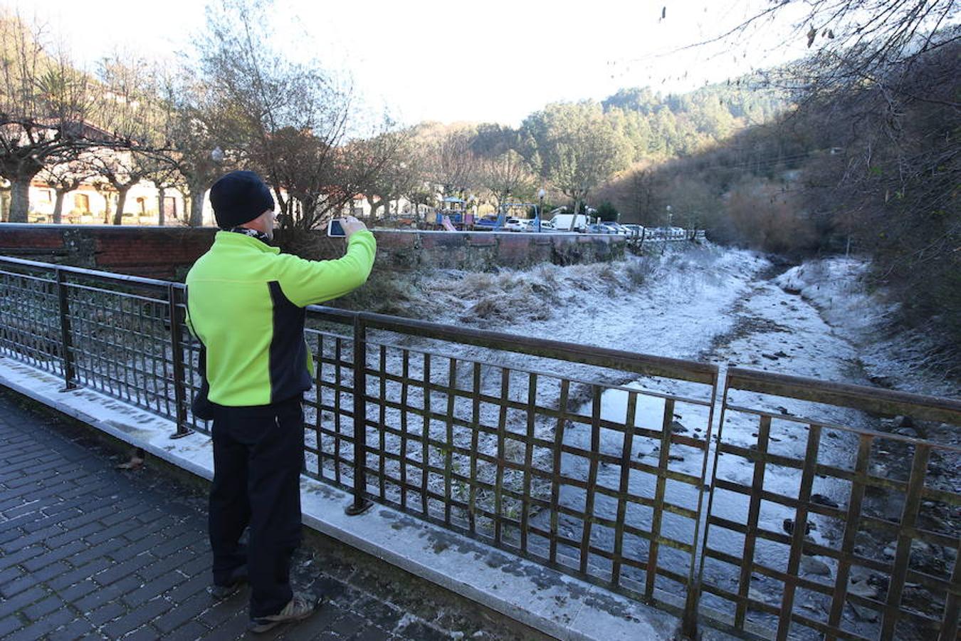 Así de fría estaba la mañana en El Regato y en Otxandio