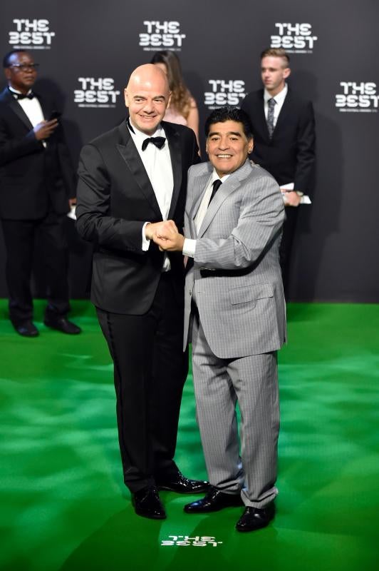 El presidente de la FIFA Gianni Infantino y Diego Armando Maradona.