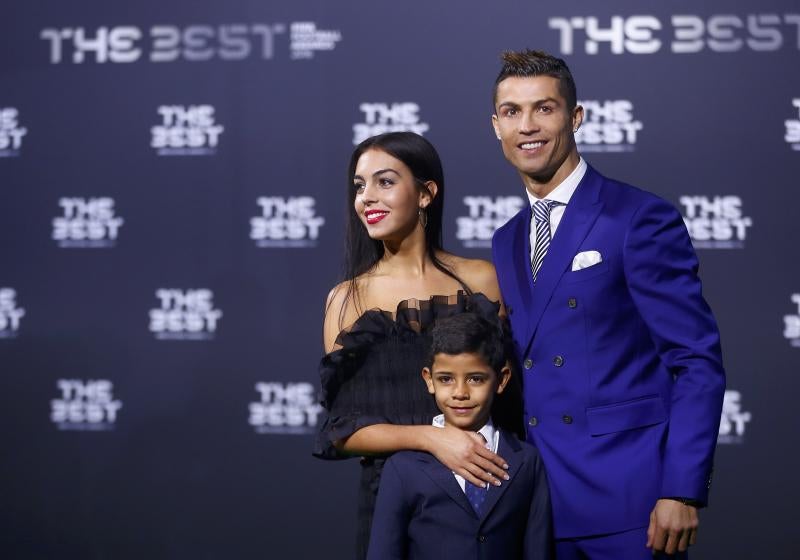 El delantero portugués del Real Madrid, Cristiano Ronaldo, posa ante los fotógrafos junto a su esposa Rosanna y su hijo.