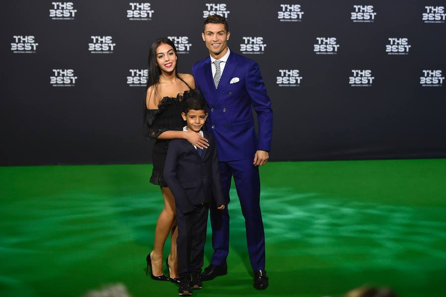 Cristiano posa por primera vez con su novia y su hijo en los premios FIFA