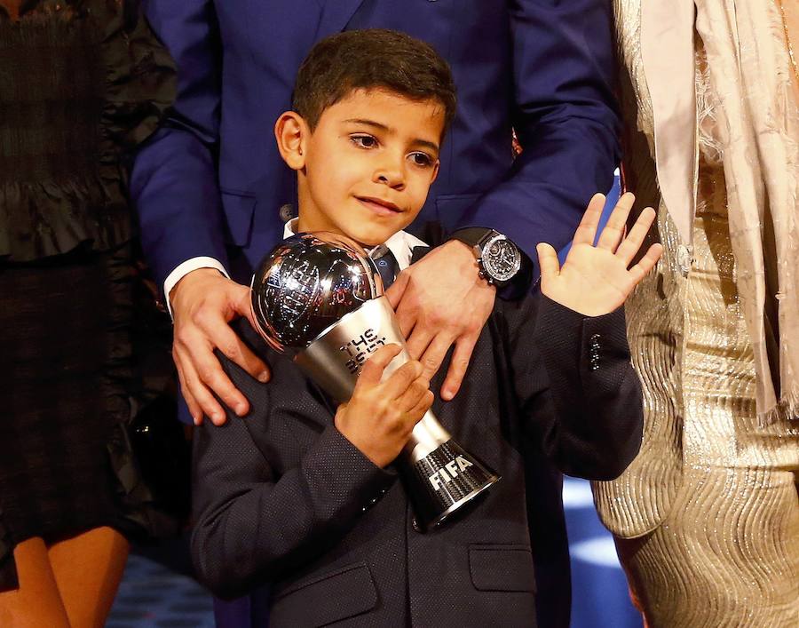 Cristiano posa por primera vez con su novia y su hijo en los premios FIFA