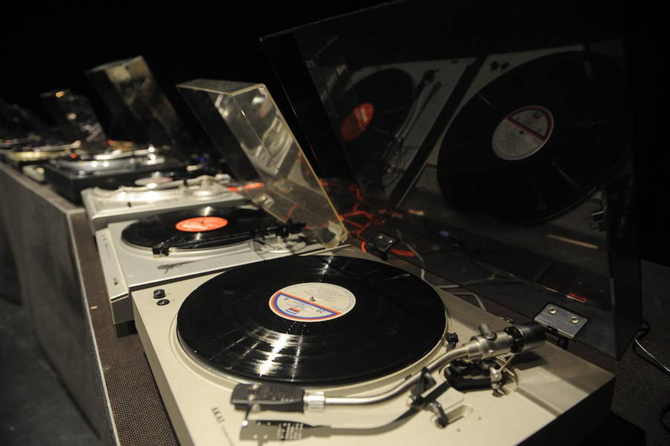 Un concierto de 48 tocadiscos en Azkuna Zentroa