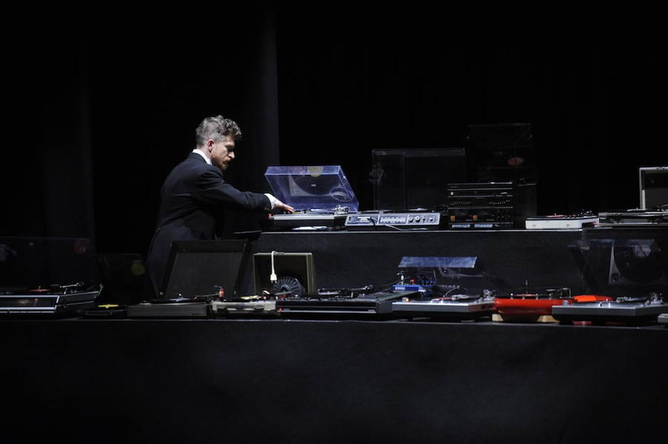 Un concierto de 48 tocadiscos en Azkuna Zentroa