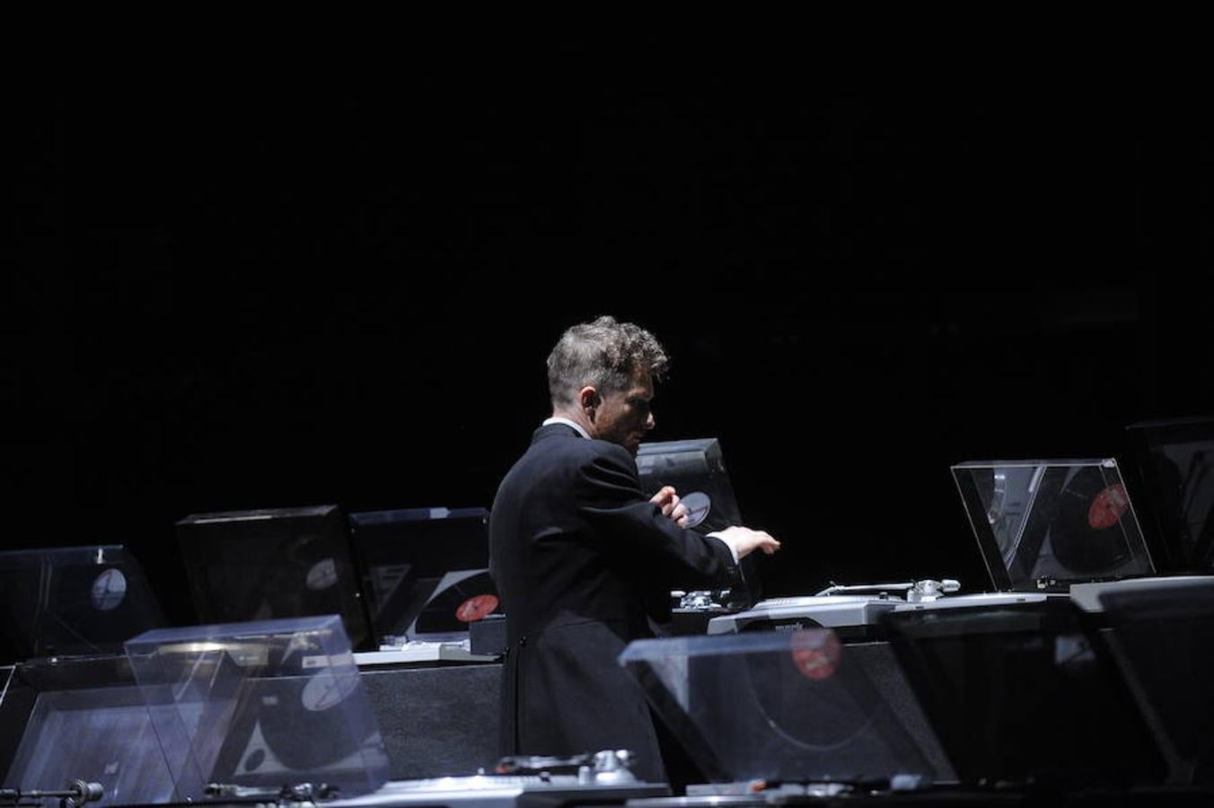 Un concierto de 48 tocadiscos en Azkuna Zentroa