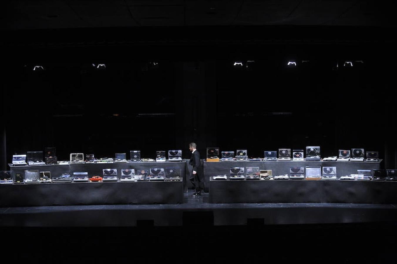 Un concierto de 48 tocadiscos en Azkuna Zentroa