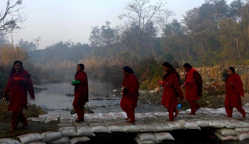 Un mes de ayuno en Nepal en busca de la felicidad conyugal