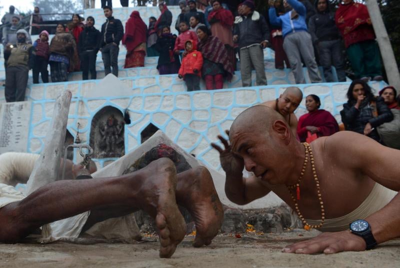 Un mes de ayuno en Nepal en busca de la felicidad conyugal