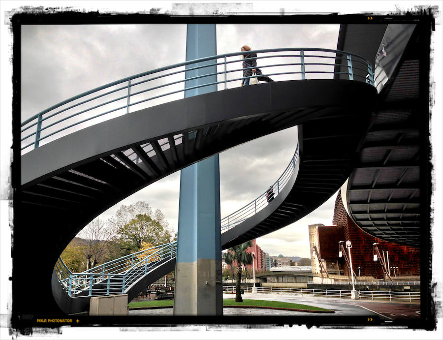 Escaleras del puente de Euskalduna.
