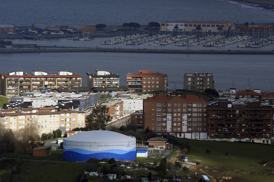 El barrio de La Florida en Portugalete, y al fondo el puerto deportivo de Getxo.