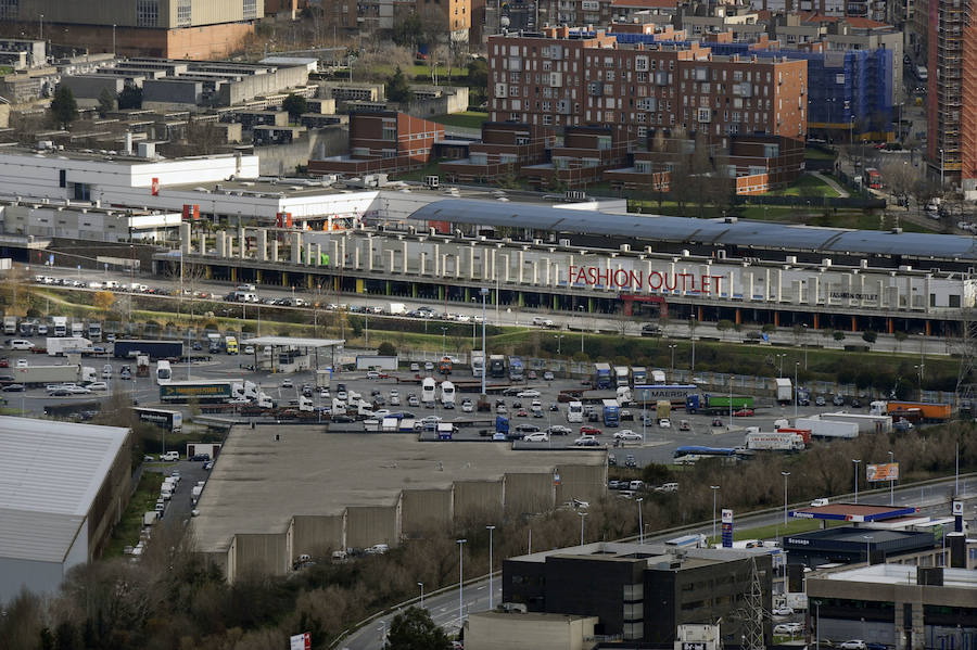 Instalaciones de Aparcabisa en primer plano, y al fondo el centro comercial Megapark.