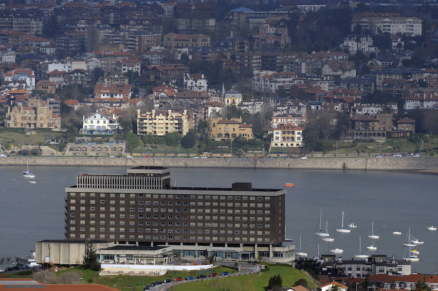 Residencia de Portugalete y, al otro lado de la ría, mansiones de Neguri.