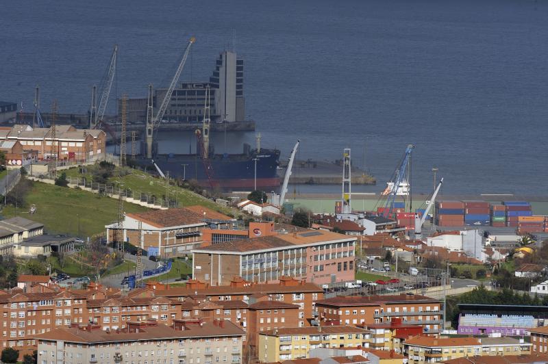 Santurtzi. Al fondo, torre de salvamento marítimo.