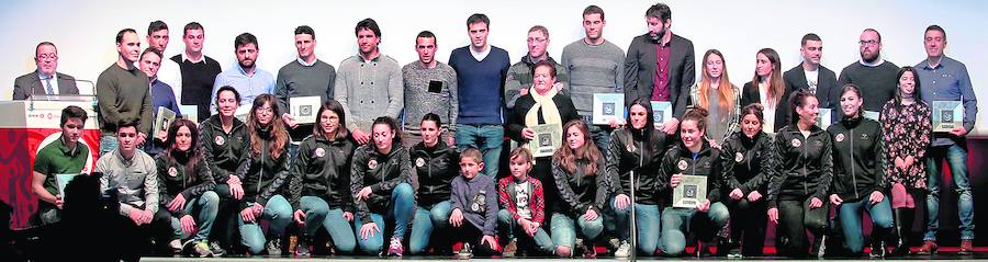 Todos los galardonados posaron con sus premios para la foto colectiva al final la gala y recibieron una calurosa ovación del público congregado en la Sala BBK.