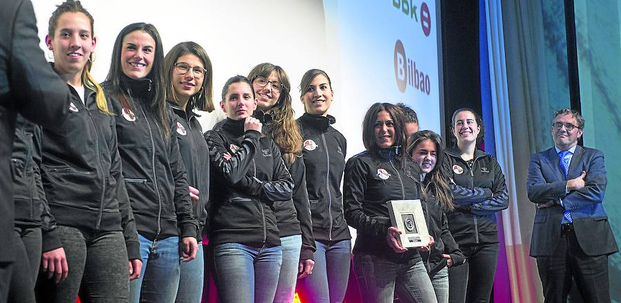 Las jugadoras del Zuazo de balonmano, que culminaron un 2016 para enmarcar con participación europea incluida, escuchan al conductor de la gala tras haber recogido el premio que les entregó el director general de EL CORREO, Íñigo Barrenechea, a la derecha de la imagen.