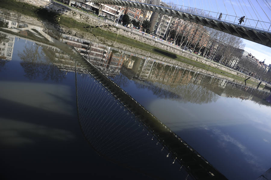 Reflejo del Zubizuri en el agua.