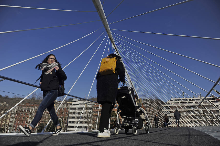 Personas caminando por el Puente Zubizuri.