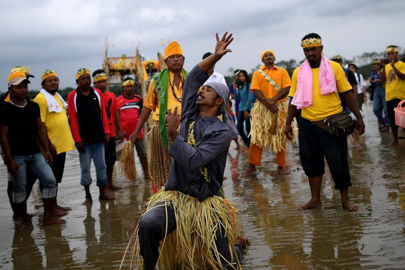 Ceremonia de acción de gracias Puja Pantai en Kuala Lumpur