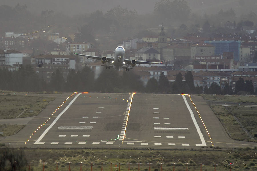 El viento azota a los aviones en Loiu.
