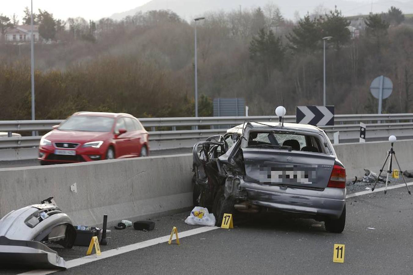 Las imágenes del brutal accidente de Usurbil en el que han muertos dos personas