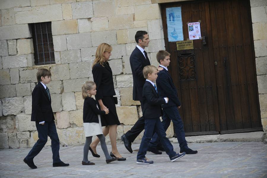 Los duques de Palma, Iñaki Urdangarín y Cristina de Borbón, acompañados de sus cuatro hijos , Pablo, Irene, Miguel y Juan Valentin (de i a d), se dirigen a la Basílica de Armentia (Vitoria) para asistir al sepelio del padre de Iñaki (2012).