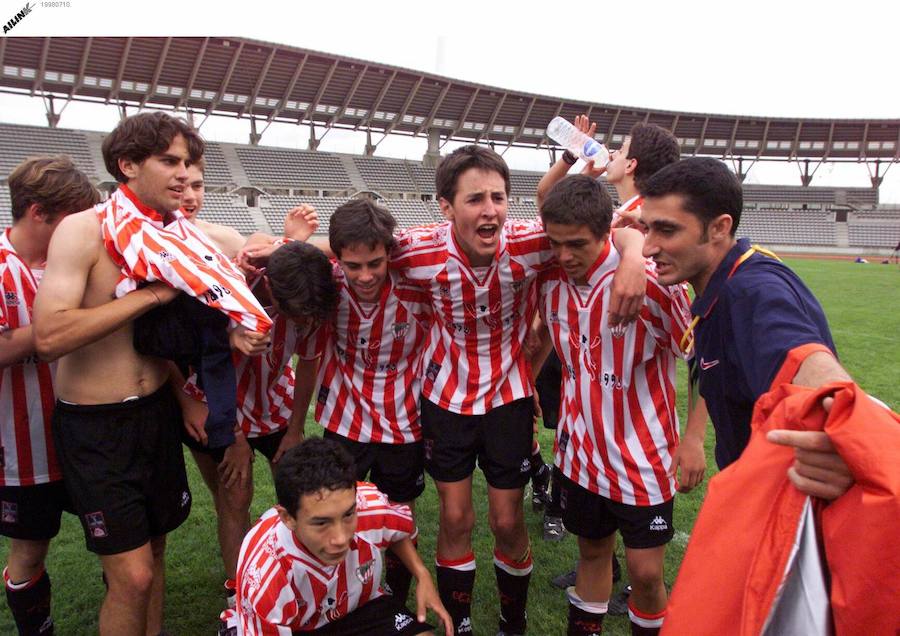 Ernesto Valverde celebra ese mismo año junto a sus chicos el triunfo en la Nike Premier Cup.