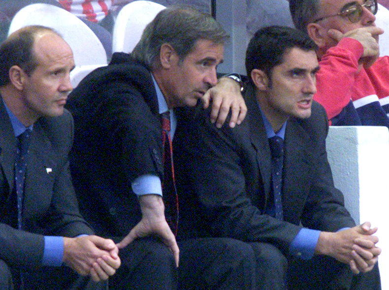 Txato Nuñez, Txetxu Rojo y Ernesto Valverde en el banquillo del Athletic en 2001, durante el derbi ante la Real en San Mamés.