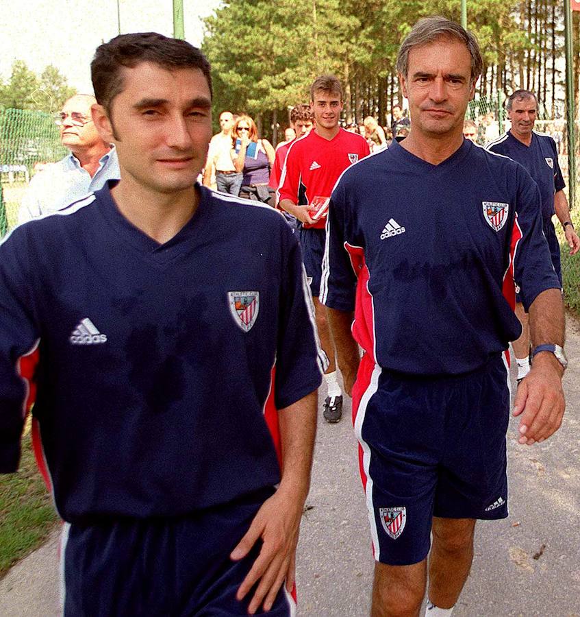 Ernesto Valverde, junto a Txetxu Rojo, en el primer entrenamiento de la temporada 2000-2001.