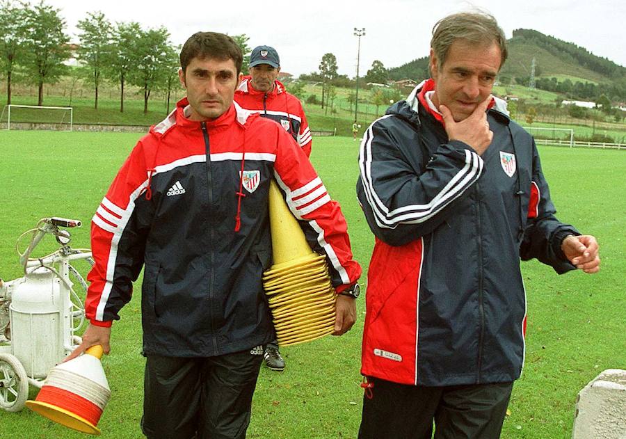 Ernesto Valverde, en primer plano, con Iribar detrás, en un entrenamiento del Athletic en Lezama.