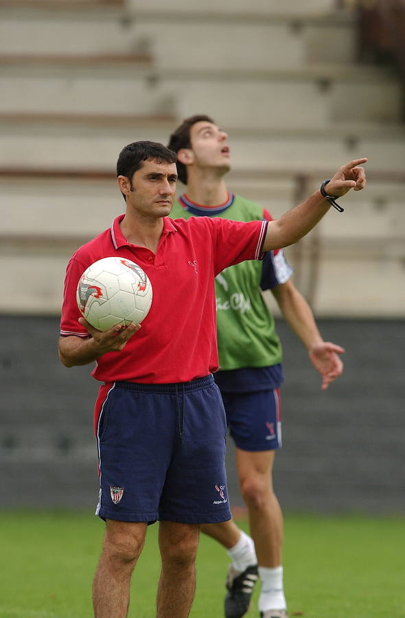 Valverde da órdenes a los jugadores del Bilbao Athletic.