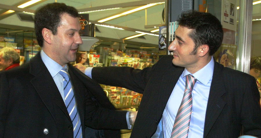 Fernando lamikiz, expresidente del Athletic, junto a Valverde en el aeropuerto de Loiu antes de partir hacia Viena en 2005 para disputar un partido de UEFA.