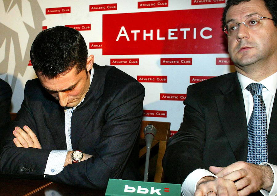 Valverde, junto al expresidente Fernando Lamikiz, al anunciar en 2005 que rechaza la oferta de renovación para continuar al frente del Athletic.