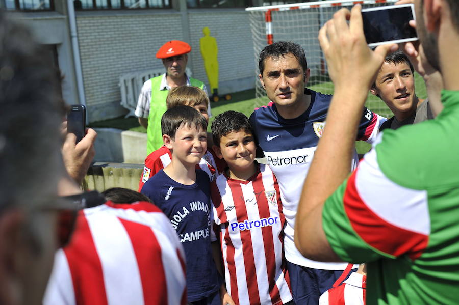 Con dos aficionados rojiblancos el año de su regreso al banquillo del Athletic (2013).