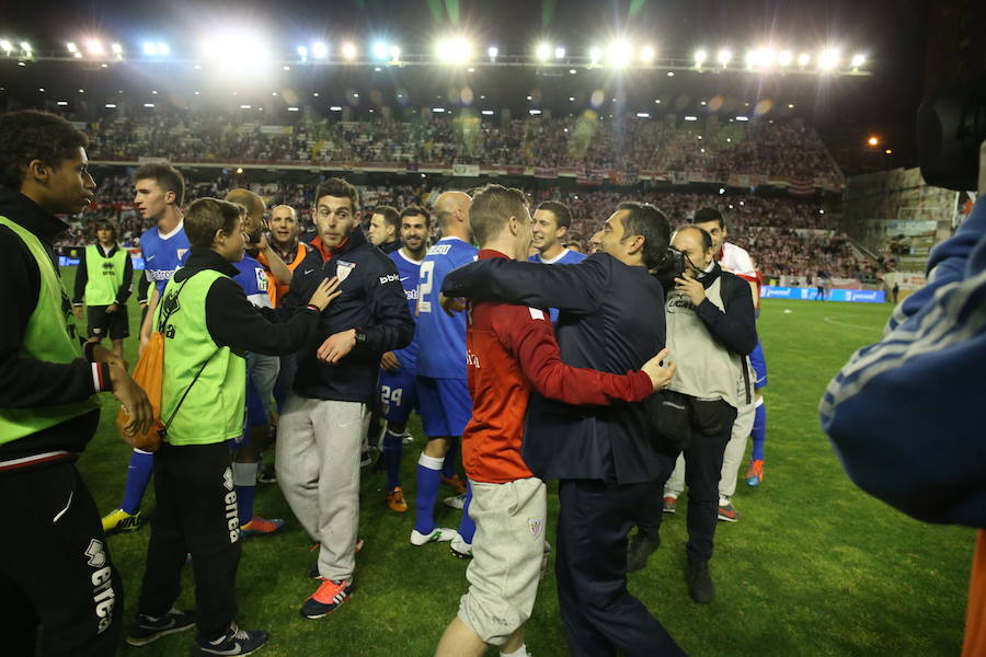 Valverde se abraza con Muniain en Vallecas al conseguir entrar en Champions en 2014.