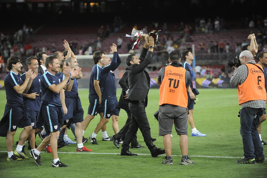 Celebra el título de la Supercopa en 2015.