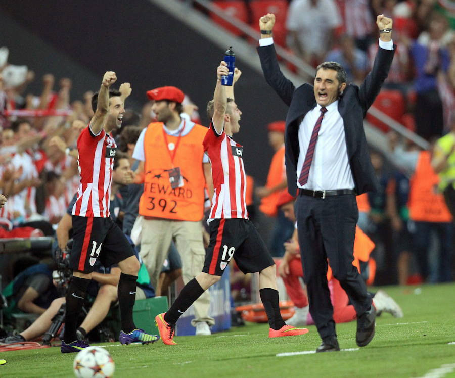 Celebrando con Markel Susaeta e Iker Muaniain la clasificación para la Champions en 2014 ante el Nápoles.